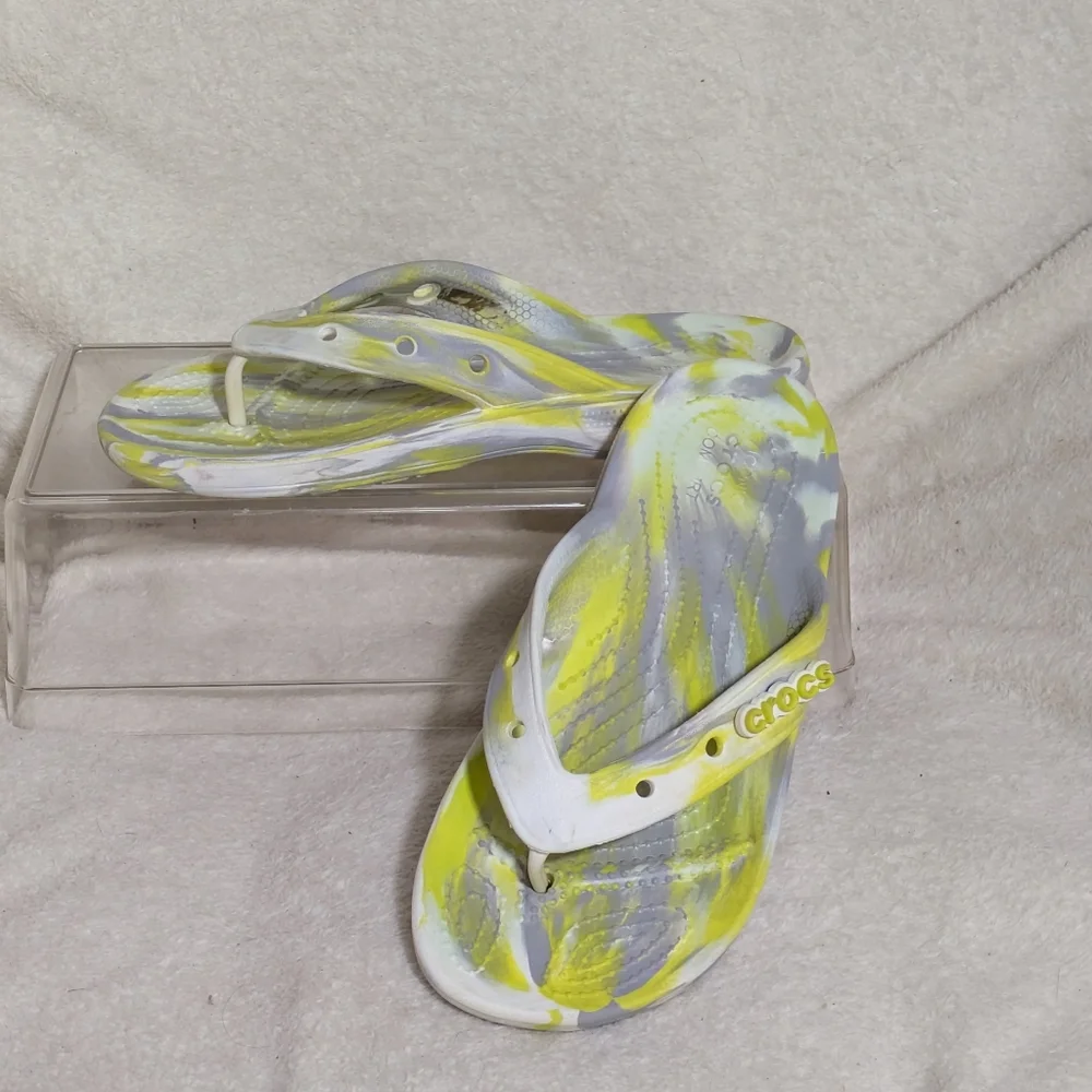 Unisex Iconic Comfort Crocs Marbled Flip Flops - Men's 4/Women's 6,‎ Runs Large